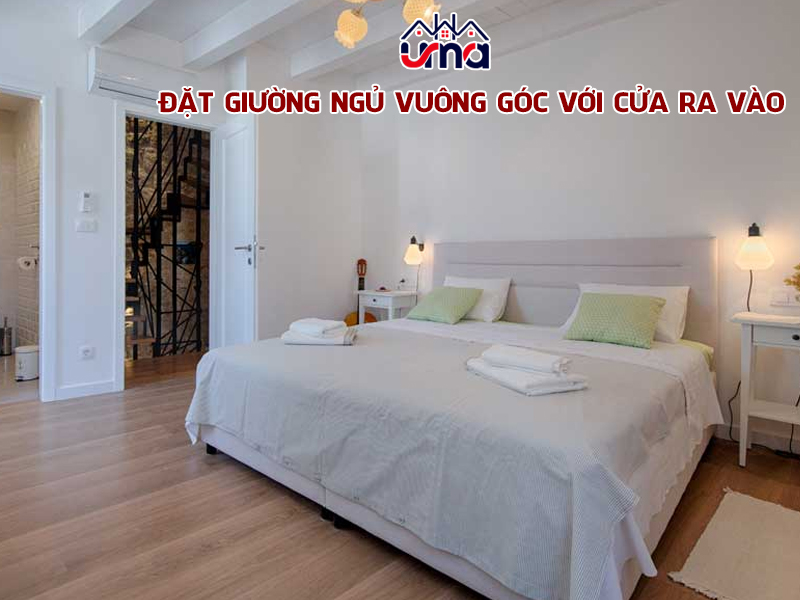 dat-giuong-vuong-goc-voi-cua-ra-vao
