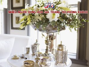 nhieu-nguoi-dung-hoa-gia-trang-tri-phong-khach