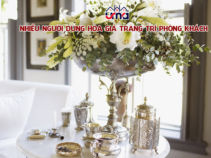 nhieu-nguoi-dung-hoa-gia-trang-tri-phong-khach