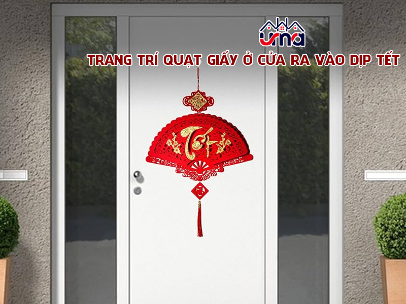 trang-tri-quat-giay-o-cua-ra-vao-dip-tet